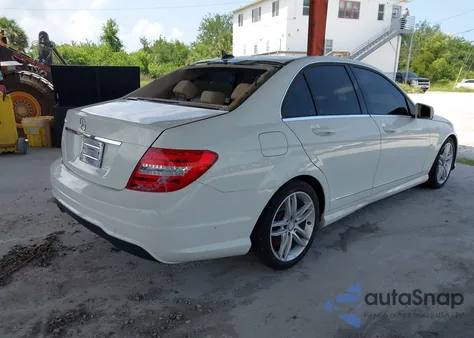 2012 Mercedes-Benz C 250 Luxury/Sport z USA, uszkodzony, nr VIN WDDGF4HB3CR194863